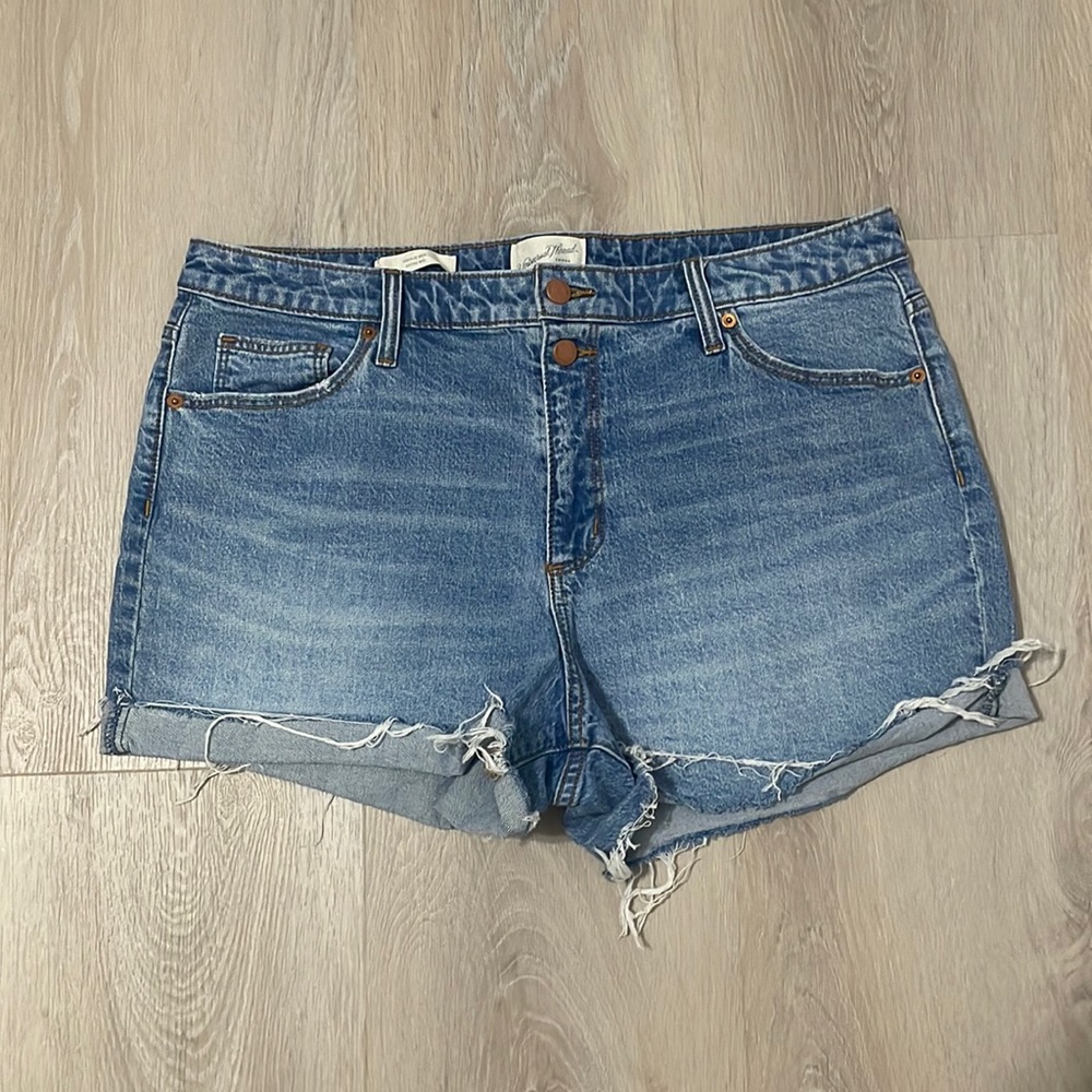 Universal Thread Womens vintage midi denim shorts